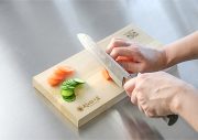 村の鍛冶屋×小柳産業 朴の木まな板 | 株式会社山谷産業【村の鍛冶屋
